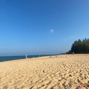 безлюдный пляж Май Као