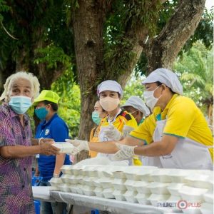 раздача бесплатной еды в Таиланде во время пандемии